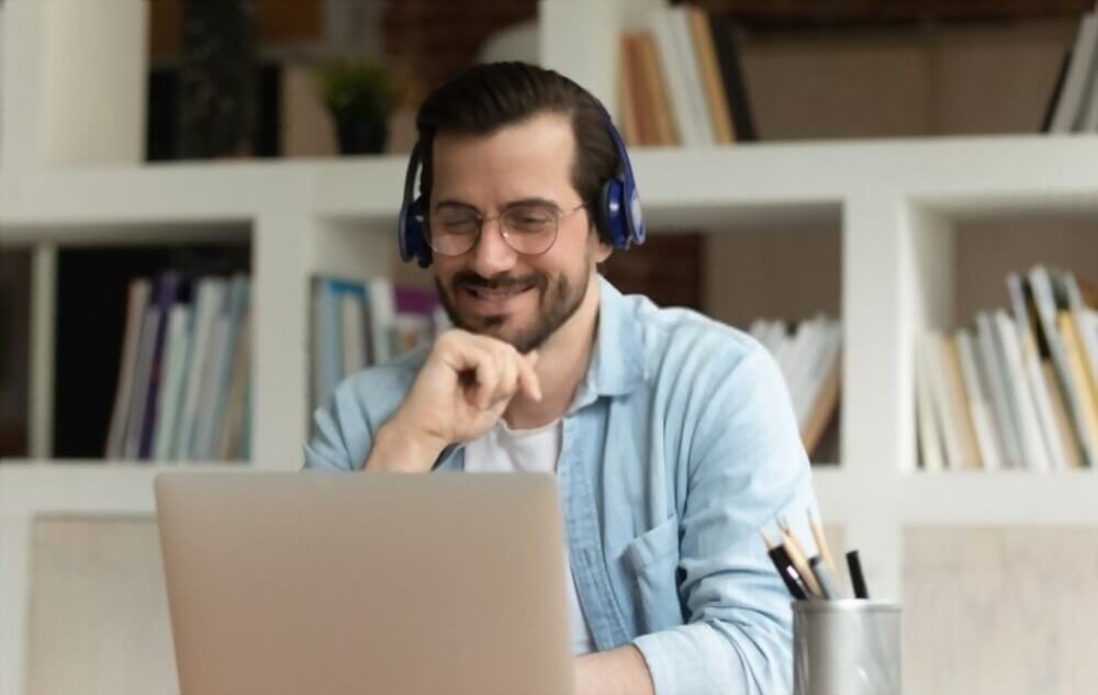 guy-wearing-headphones-online-training